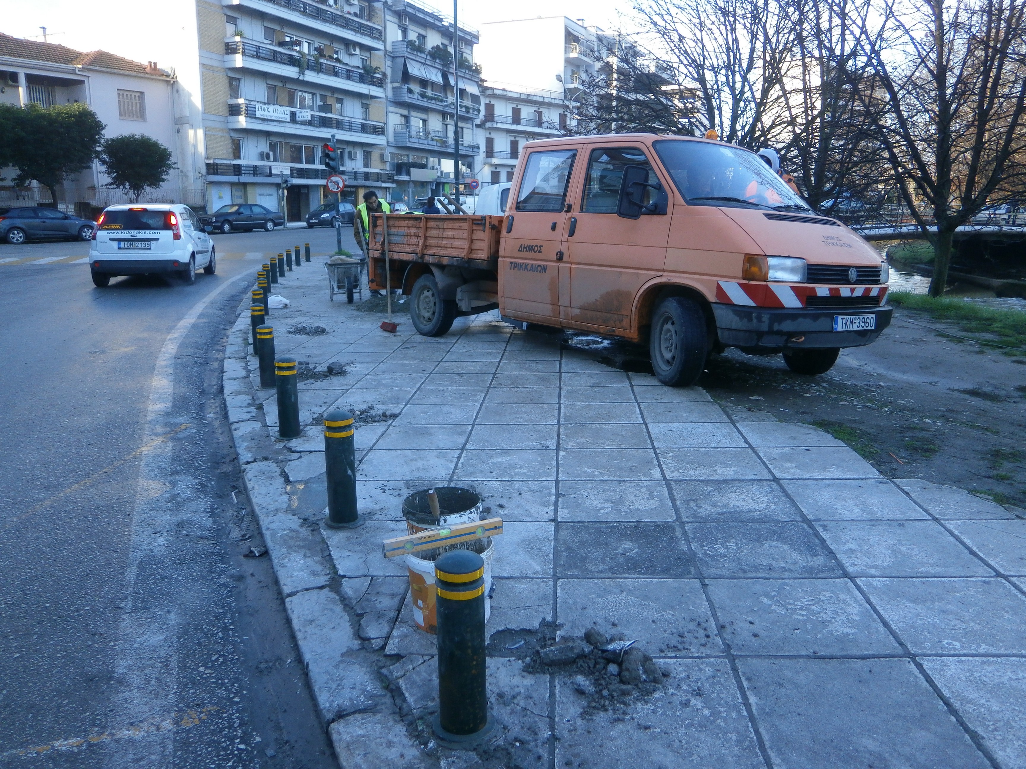 Κολωνάκια τοποθετούνται σήμερα στο πεζοδρόμιο της οδού Κανούτα