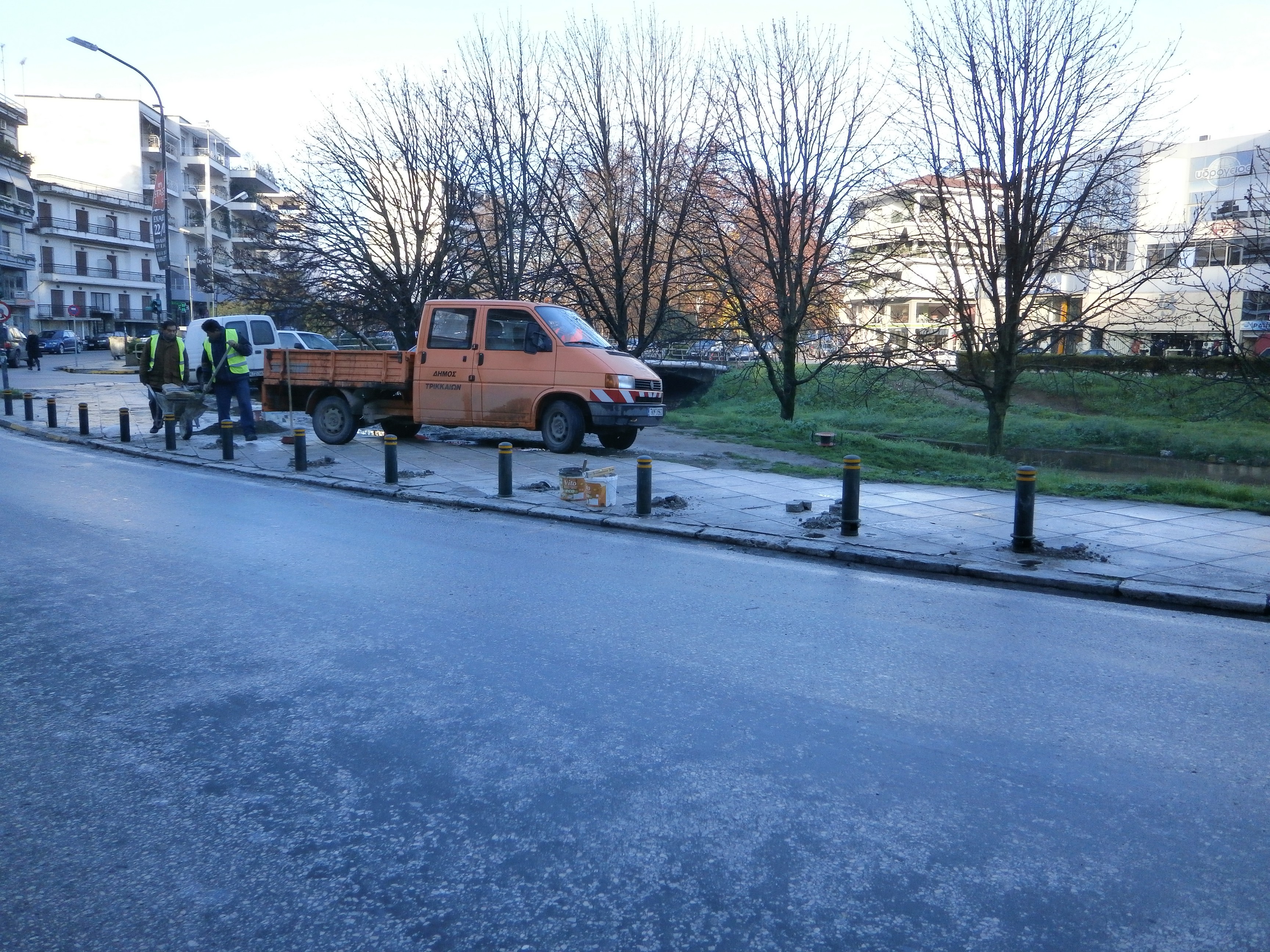 Κολωνάκια τοποθετούνται σήμερα στο πεζοδρόμιο της οδού Κανούτα