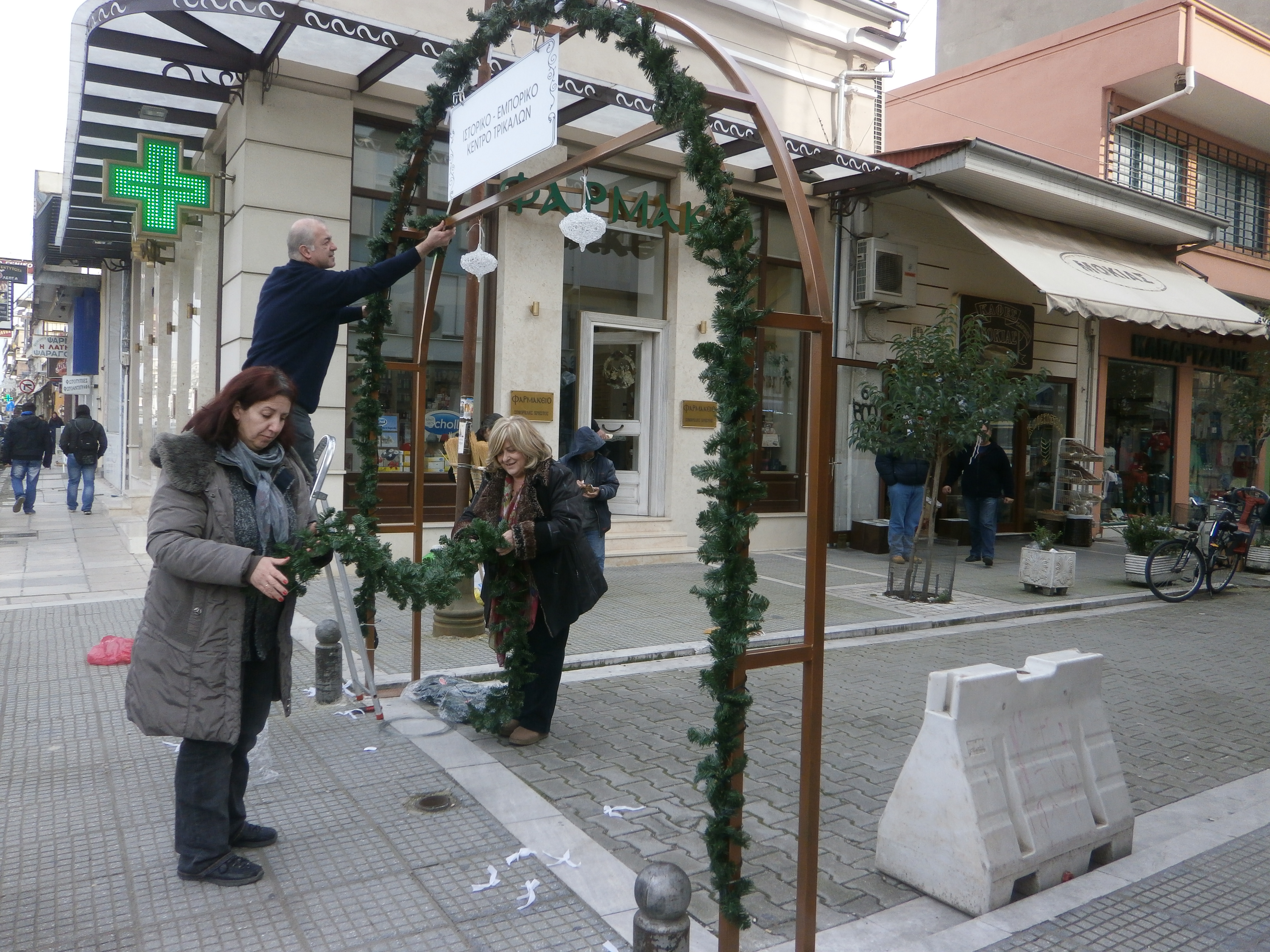 Χιόνια από το απόγευμα στο… ιστορικό εμπορικό κέντρο των Τρικάλων!
