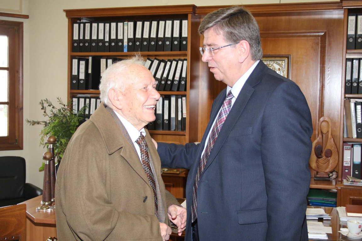 Συγκινητική επίσκεψη για τον Δήμαρχο Καλαμπάκας