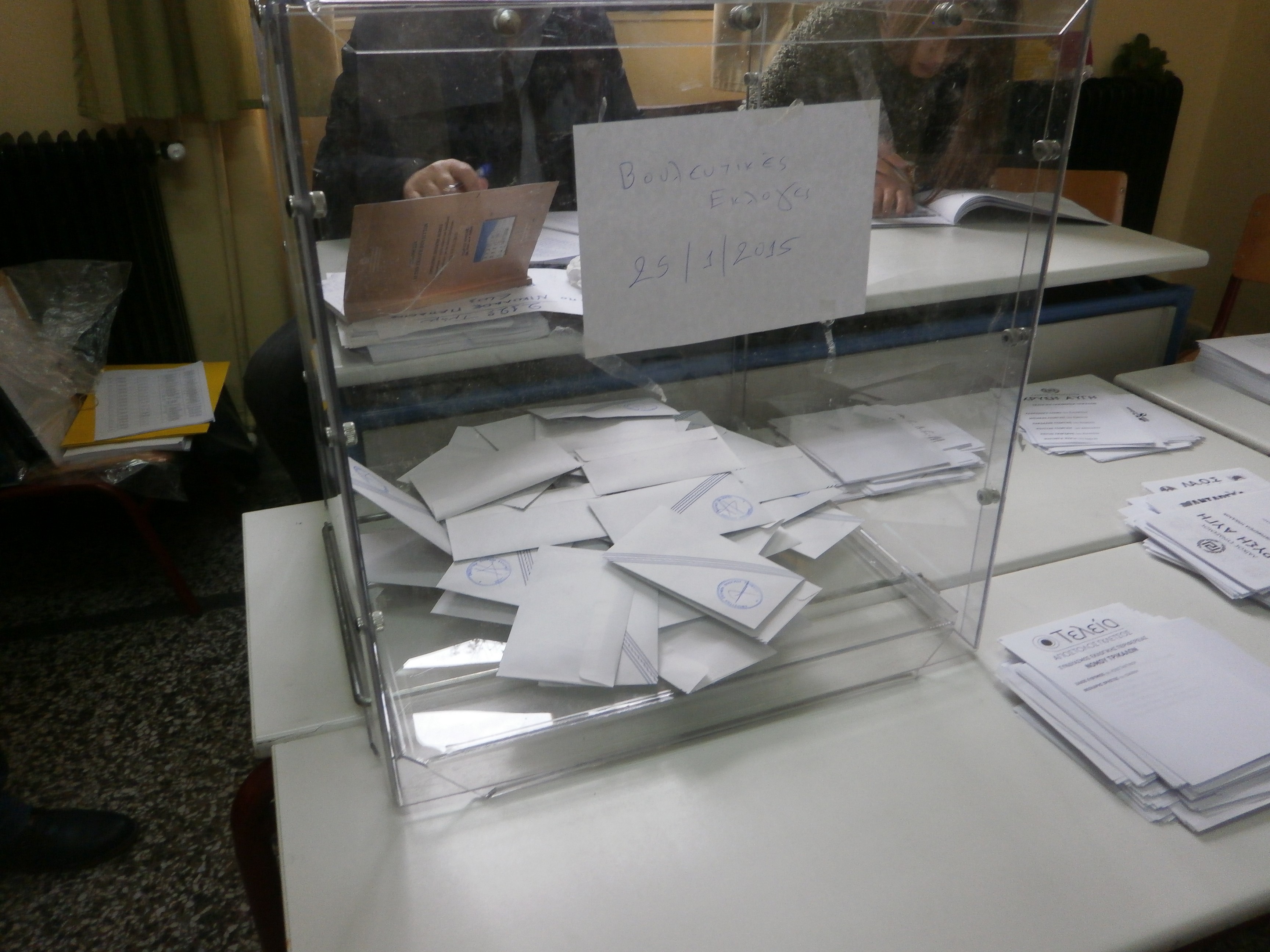Στις κάλπες οι ψηφοφόροι για την ανάδειξη νέας κυβέρνησης