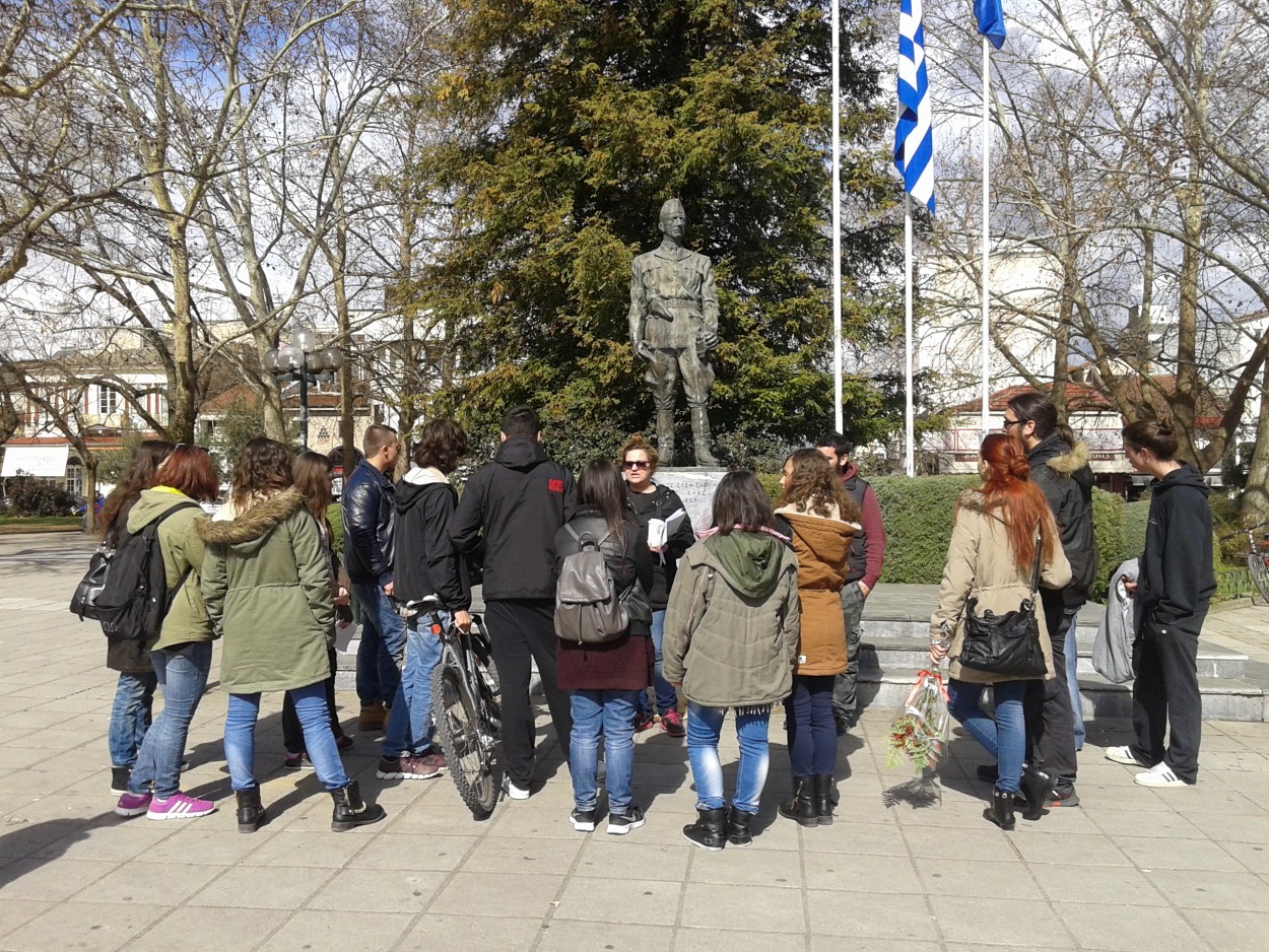 Περίπατος της ΚΝΕ  στα μνημεία του Στρατηγού Σαράφη και των ΕΠΟΝιτών