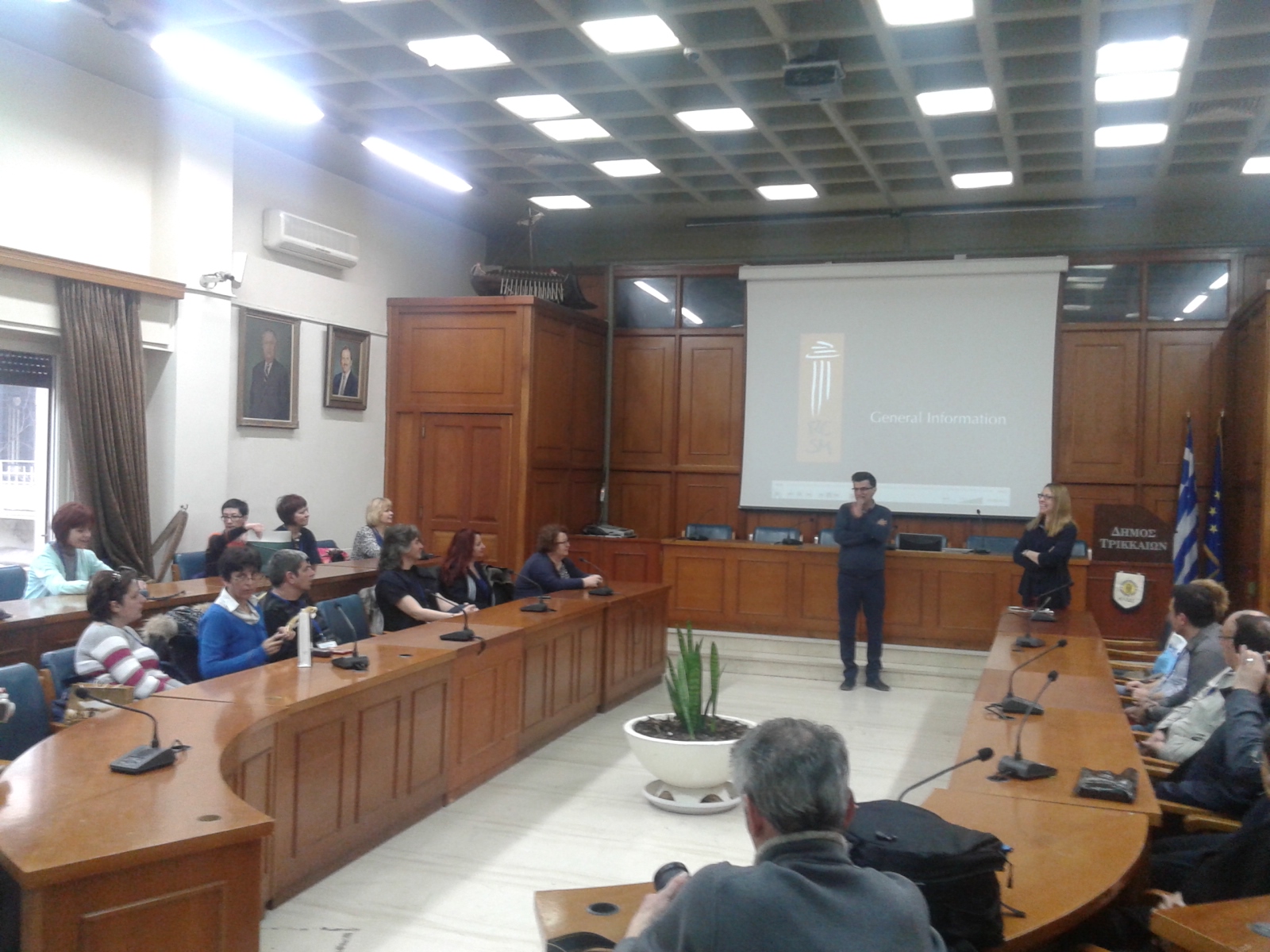 Ευρωπαίοι εκπαιδευτικοί έκαναν… κατάληψη στο Δημαρχείο Τρικκαίων