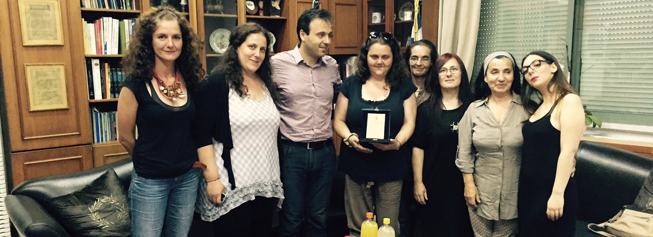 Έρχεται κάθε χρόνο από την Αγγλία για να στηρίξει τα αδέσποτα στα Τρίκαλα-Η Βρετανίδα Debbie Pownall βραβεύτηκε για την προσφορά της