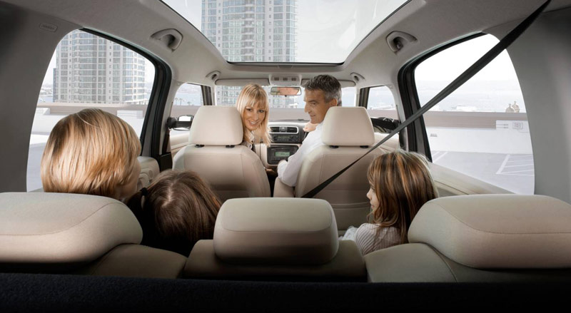 Семейный автомобиль 2024 какие автомобили. Skoda Roomster панорамная крыша. Семейный автомобиль. Семья в машине. Авто для большой семьи.