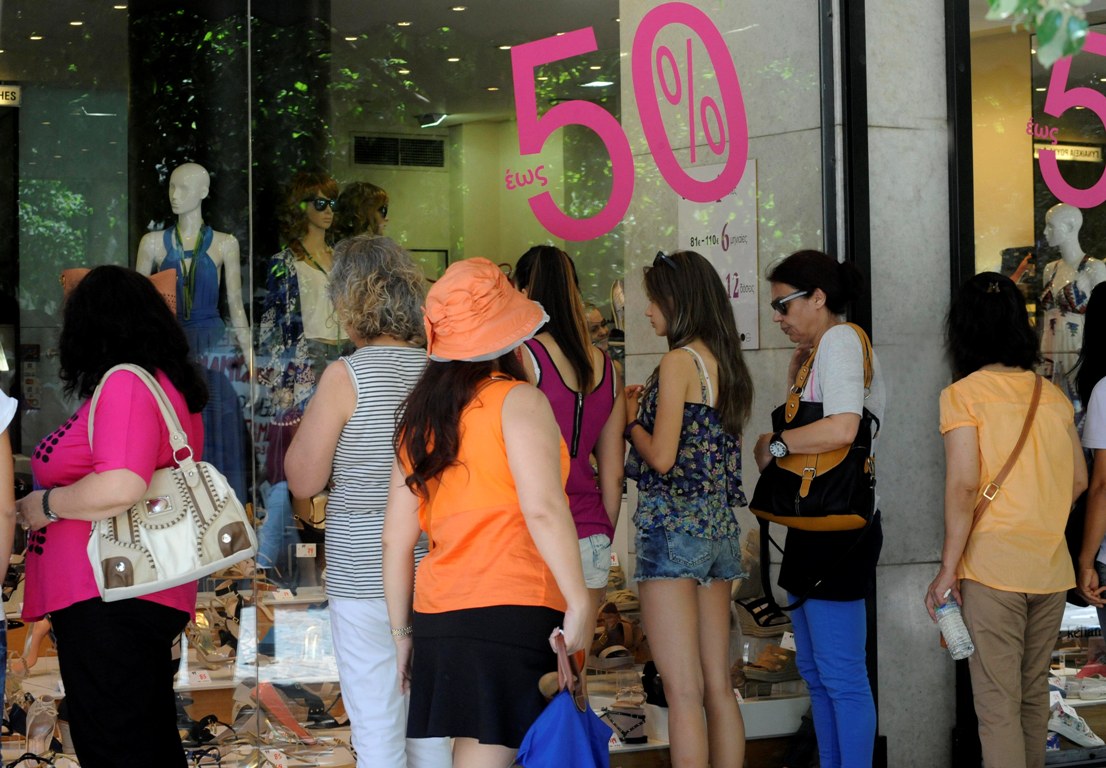 Μειωμένη αγοραστική δυνατότητα των καταναλωτών κι απογοήτευση των εμπόρων, τα χαρακτηριστικά των εκπτώσεων