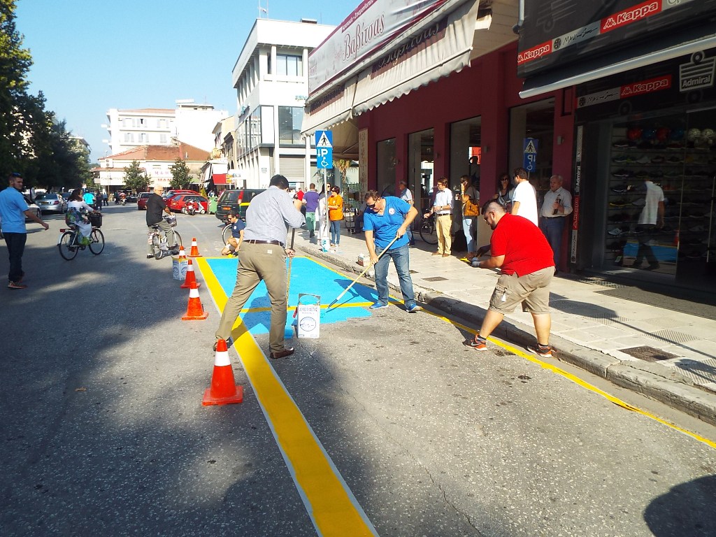 Οι Εθελοντές Τρικάλων έβαψαν διαβάσεις για άτομα με αναπηρία κι έβαλαν τη δική τους “πινελιά” στην Εβδομάδα Κινητικότητας