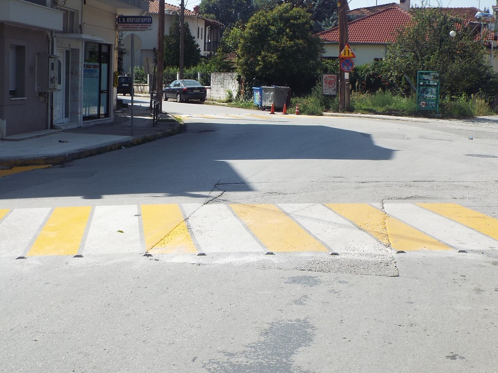 Ανακλαστήρες οδοστρωμάτων τοποθετήθηκαν μπροστά στο 33ο Δημοτικό Σχολείο