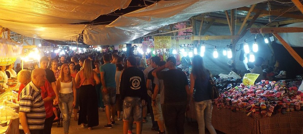 Εμπορεύματα, σουβλάκια, χαλβάς, εκατοντάδες επισκέπτες και μουσικές εκδηλώσεις στο Τρικαλινό παζάρι