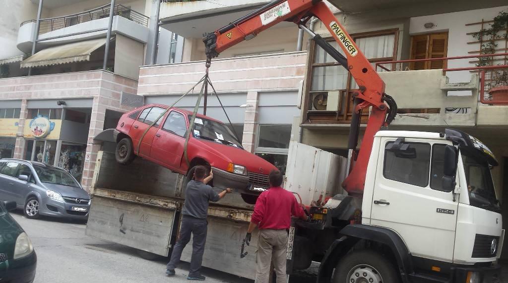 Τα πήρε και τα… σήκωσε ο γερανός του Δήμου τα εγκαταλελλειμένα οχήματα-Συνεχίζεται η απομάκρυνσή τους