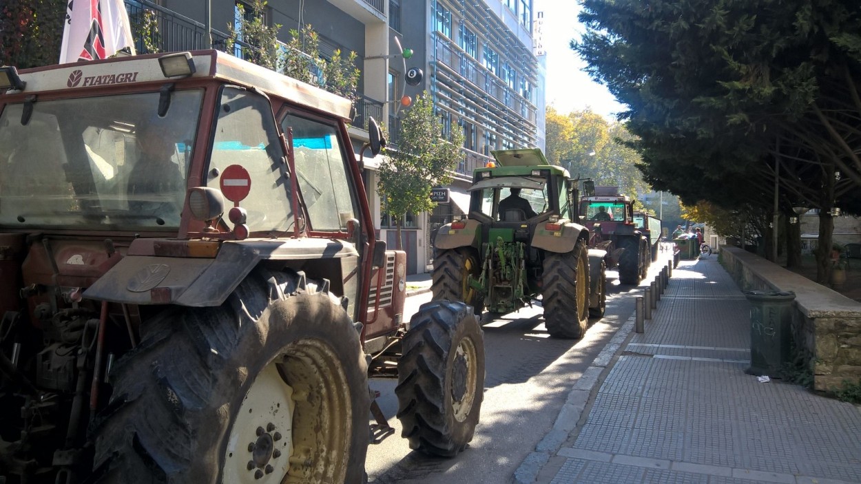 Με τα τρακτέρ στο δρόμο οι αγρότες στα Τρίκαλα στην απεργία της 12ης Νοεμβρίου