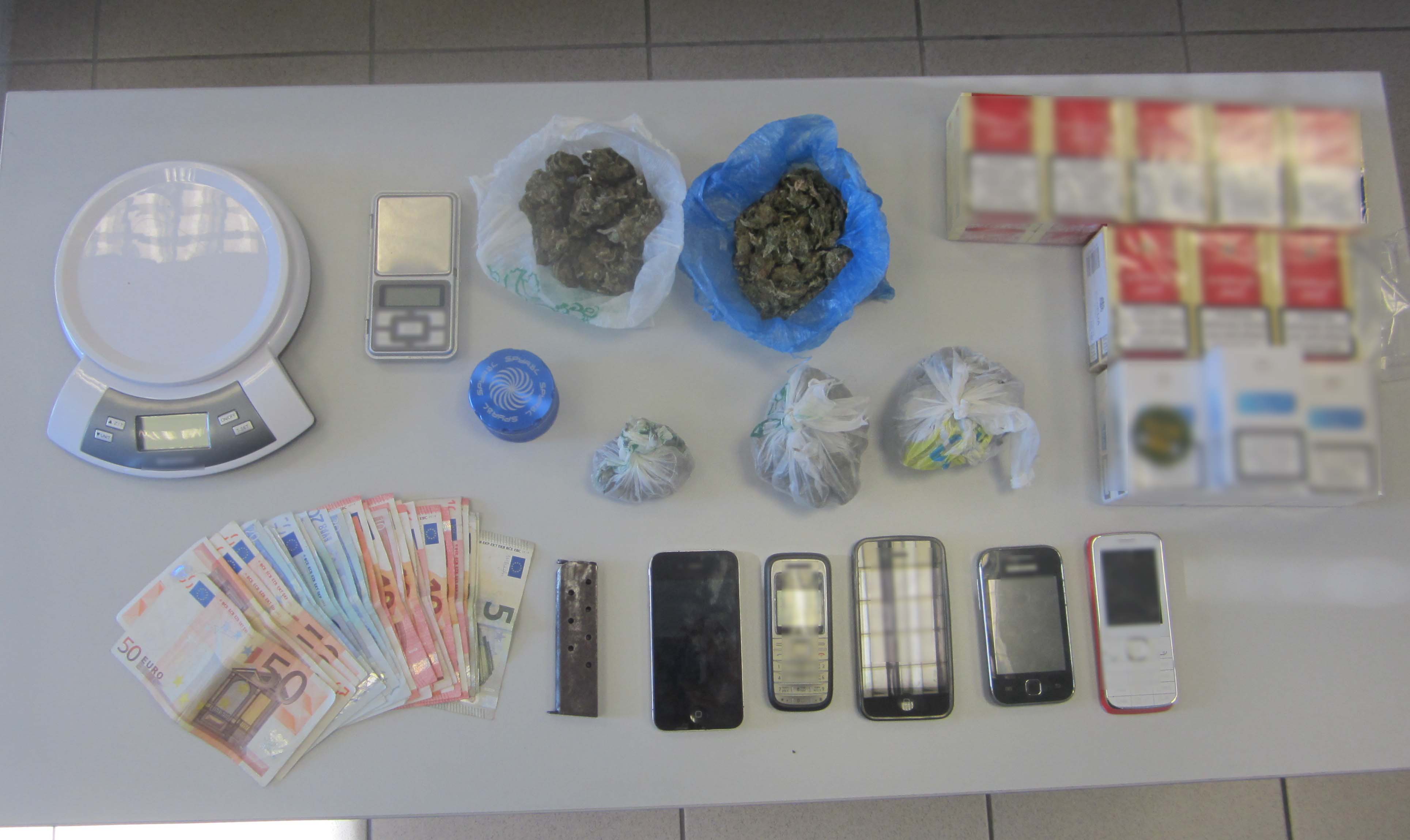 Συνελήφθησαν 5 άτομα για διακίνηση ναρκωτικών κι οπλοκατοχή