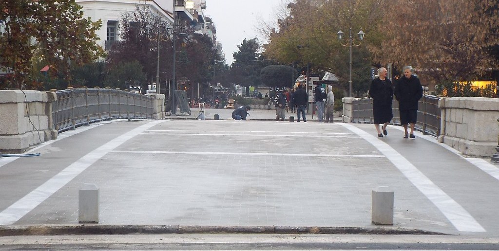 Σε κυκλοφορία δόθηκε και πάλι η Κεντρική Γέφυρα των Τρικάλων, ορόσημο της πόλης από το 1888-Τί εργασίες έγιναν-Φωτό