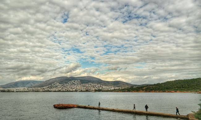 Συννεφιασμένος ο καιρός της Δευτέρας με μικρή άνοδο της θερμοκρασίας