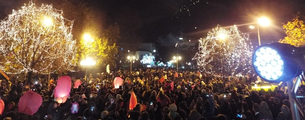 Στην Κεντρική Πλατεία υποδέχθηκαν το 2016 στα Τρίκαλα-Συνεπείς στο καθιερωμένο ραντεβού εκατοντάδες Τρικαλινοί