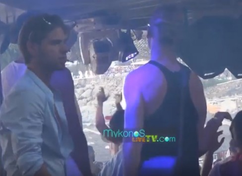 Μύκονος: Χαμός στο Super Paradise για τον άνθρωπο με τα δύο πρόσωπα