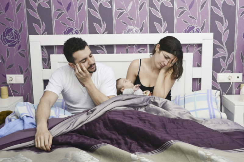 Οι νέοι γονείς χάνουν 970 ώρες ύπνου τον πρώτο χρόνο (Έρευνα)