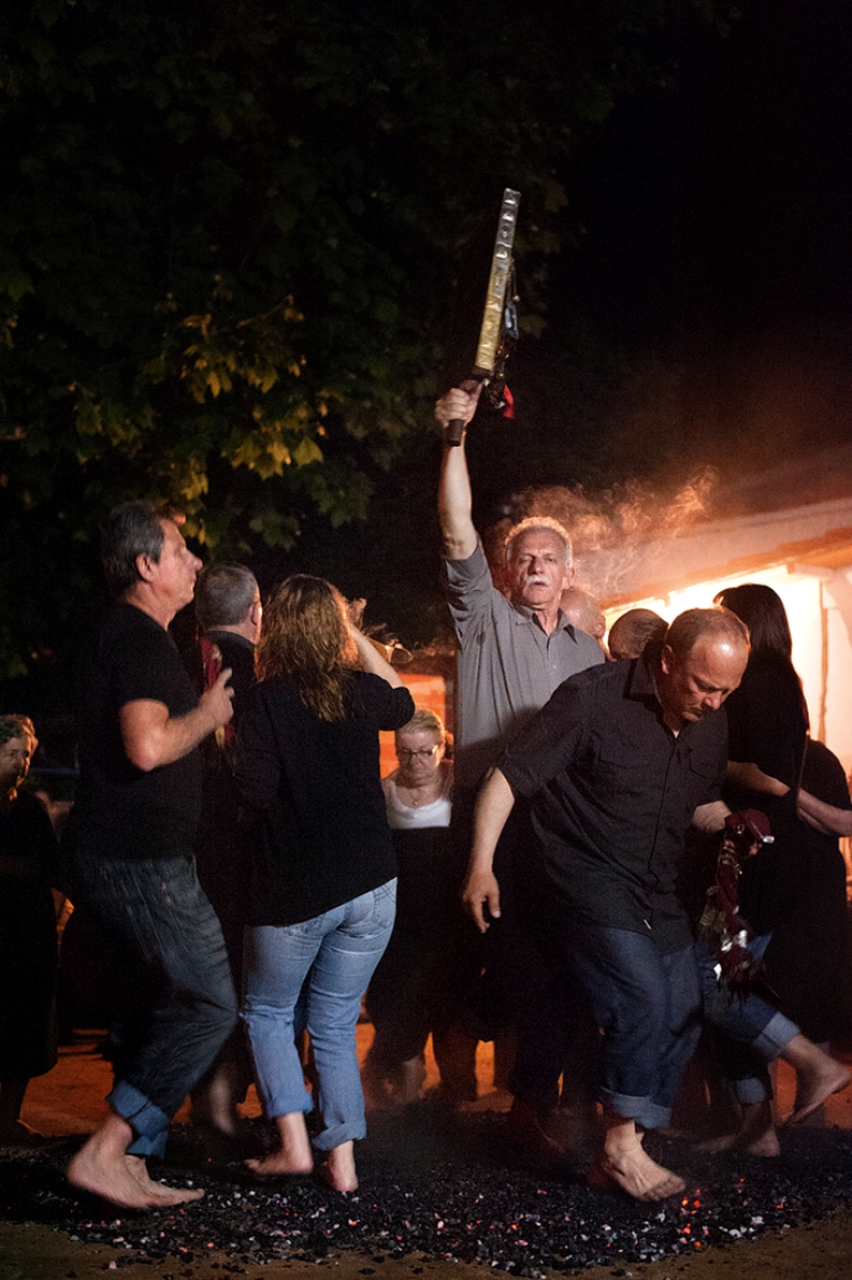 «Αναστενάρια. Στην ιερή έκσταση της παράδοσης». Ατομική έκθεση φωτογραφίας του Δημήτρη Γ. Λουζικιώτη στο «Κουρσούμ τζαμί» στα Τρίκαλα