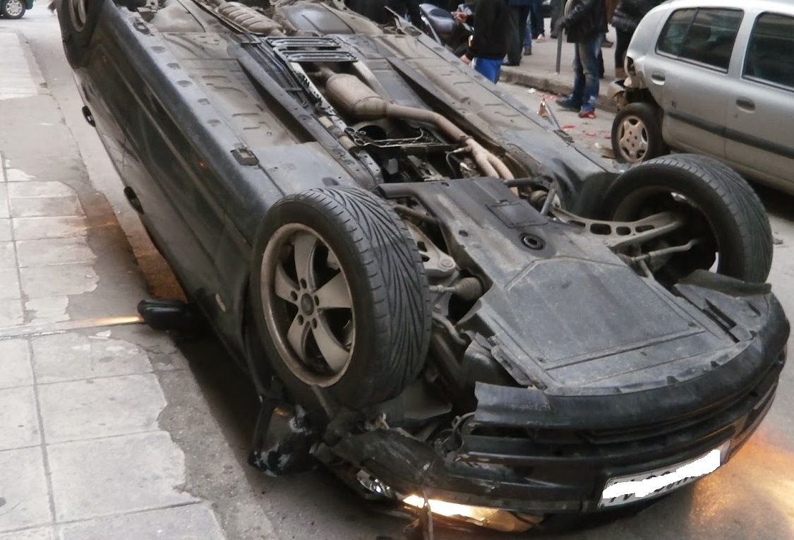 Απίστευτο τροχαίο στο κέντρο των Τρικάλων-Αναποδογύρισε αυτοκίνητο