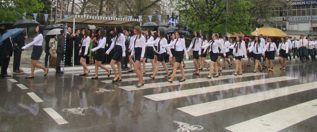 Καρέ, καρέ η παρέλαση στα Τρίκαλα που πραγματοποιήθηκε υπό καταρρακτώδη βροχή, κρύο και συνοπτικές διαδικασίες