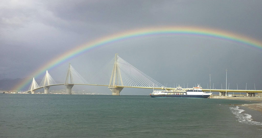Ένα πανέμορφο ουράνιο τόξο εμφανίστηκε πάνω από τη γέφυρα Ρίου-Αντιρρίου