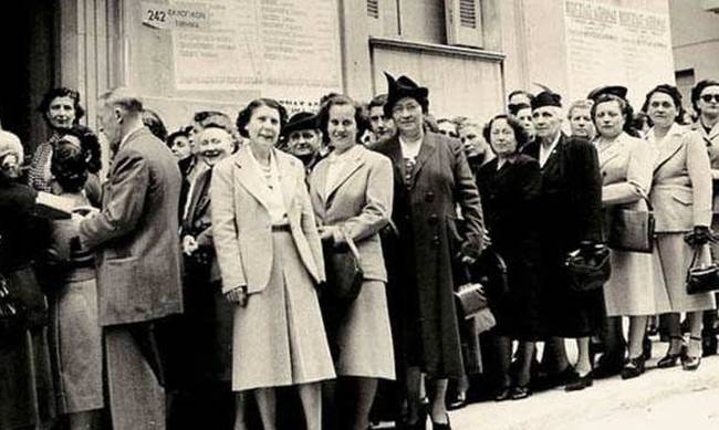 Σαν σήμερα το 1952, οι Ελληνίδες πήγαν για πρώτη φορά στις κάλπες