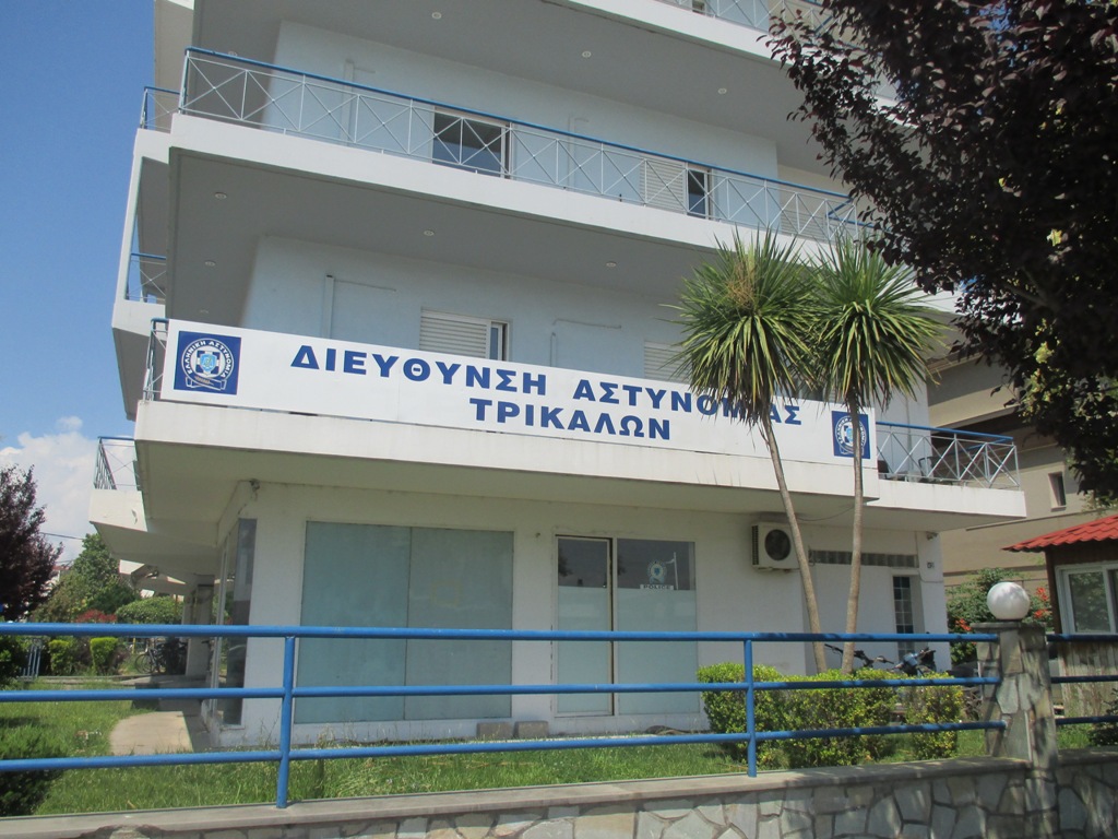 Μάχη για τη ζωή δίνει ο 52χρονος αστυνομικός που αυτοπυροβολήθηκε εντός της Αστυνομικής Διεύθυνσης Τρικάλων