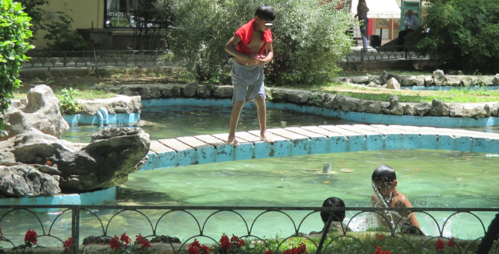 Με βουτιές στο σιντριβάνι της κεντρικής πλατείας στα Τρίκαλα… αντιμετωπίζει τον καύσωνα παρέα παιδιών