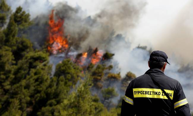Φωτιά Δερβενοχώρια: Πύρινη κόλαση για τέταρτη ημέρα