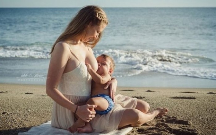 «Μπορώ να θηλάζω το μωρό μου άφοβα το καλοκαίρι;»