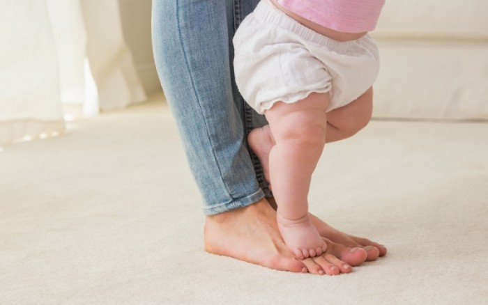 Άργησε να περπατήσει το μωρό; Από τι κινδυνεύει ως ενήλικας