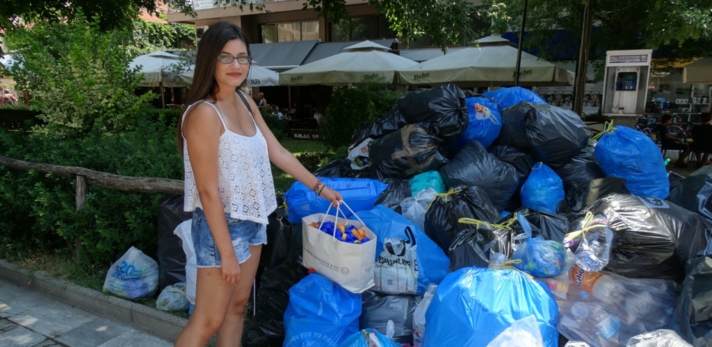 Δεκάδες Τρικαλινοί πρόσφεραν χιλιάδες καπάκια στην ΑΡΩΓΗ με στόχο την αγορά αναπηρικών αμαξιδίων
