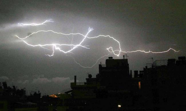 Δύσκολη νύχτα στο Βόλο – Σφοδρή καταιγίδα σάρωσε τα πάντα