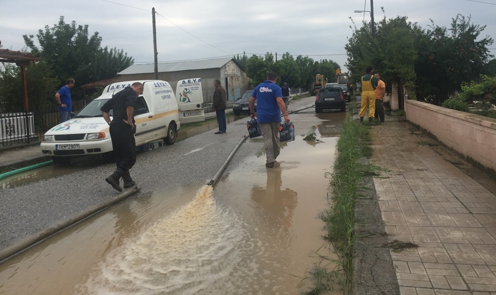 Πρόσφυγες διένειμαν νερά μαζί με τους εθελοντές του Δήμου Τρικκαίων σε κατοίκους πλημμυρισμένων χωριών