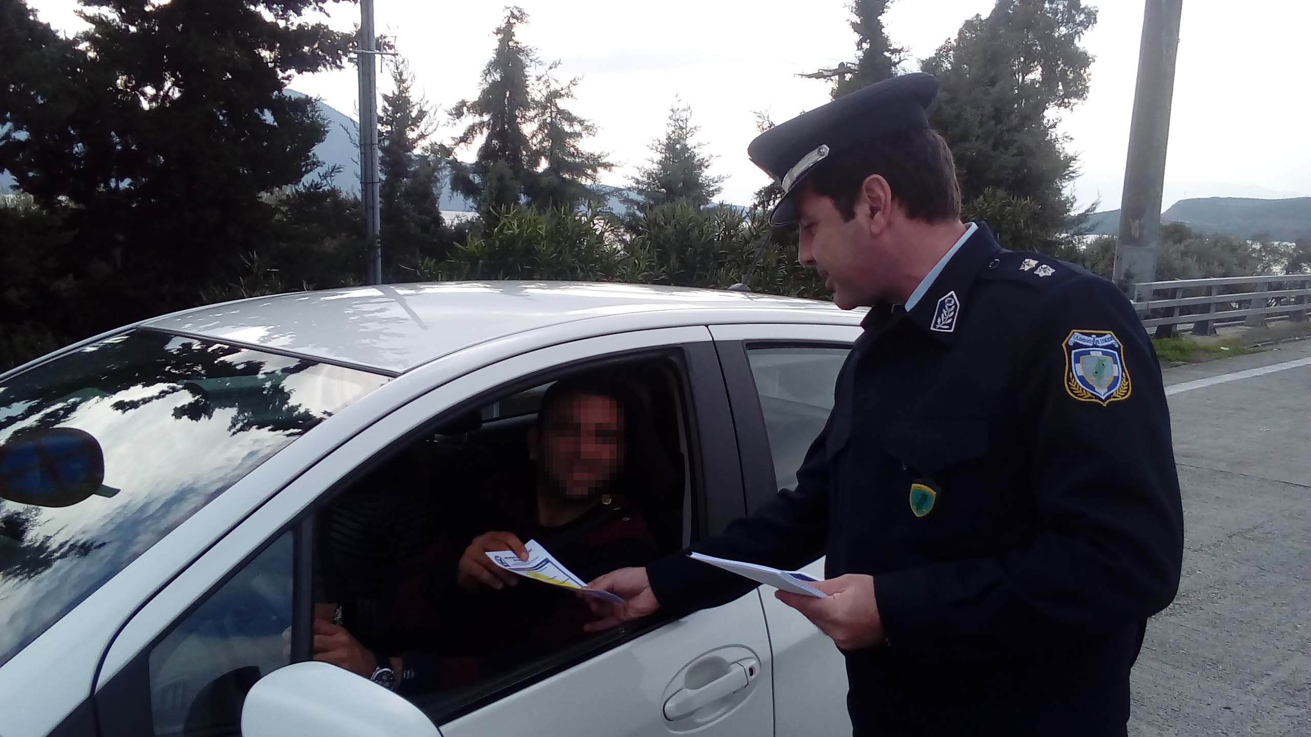 Ενημερωτικά φυλλάδια με συμβουλές οδικής ασφάλειας διένειμαν τροχονόμοι σε οδηγούς ενόψει των εορτών των Χριστουγέννων