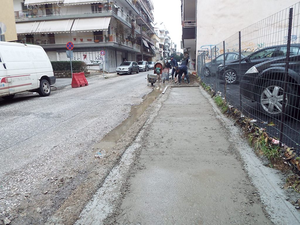 Διορθώνει τα πεζοδρόμια ο Δήμος-Έμφαση στην πρόσβαση των Ατόμων με Αναπηρία