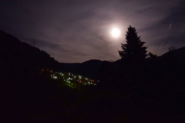 Υπέροχη βραδιά στο χωριό Πολυθέα. Κι ένα πελώριο φεγγάρι (φωτό : polythea-aspropotamoy.blogspot.gr) 