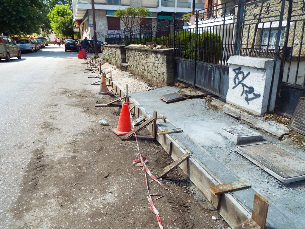 Ανακατασκευάζονται τα πεζοδρόμια στην οδό Απόλλωνος