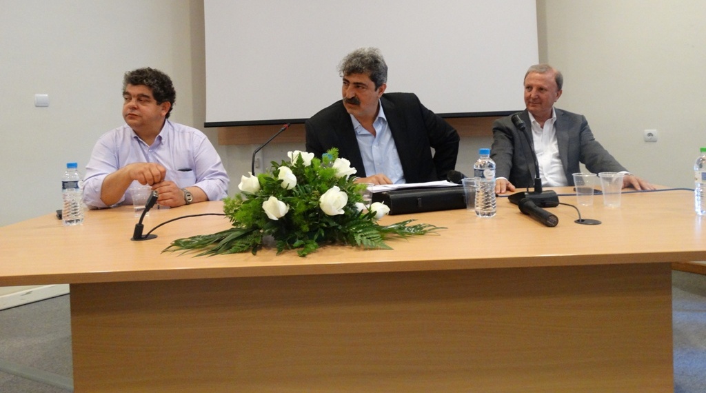 «Θερμή» υποδοχή στον Παύλο Πολάκη στα Τρίκαλα-Μπήκε από την πίσω πόρτα στο Νοσοκομείο όπου τον περίμεναν διαδηλωτές