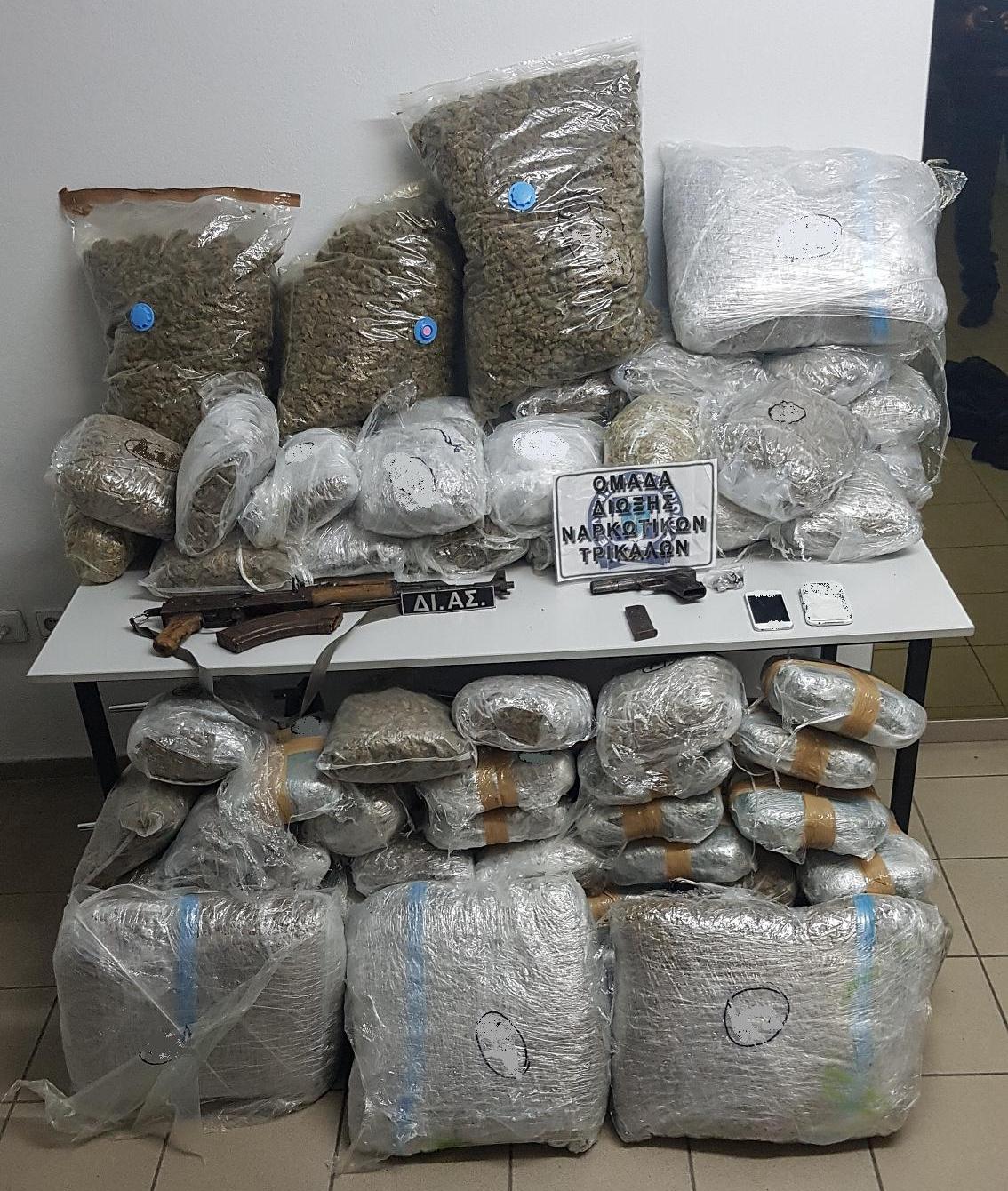 Συνελήφθη στα Τρίκαλα 30χρονος με πάνω από 100 κιλά κάνναβης κι όπλα