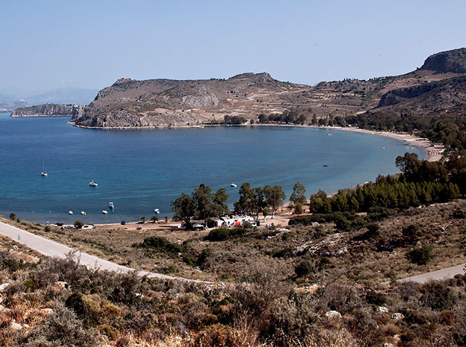 Καραθώνα: Η διάσημη παραλία με τα πεντακάθαρα νερά στο Ναύπλιο