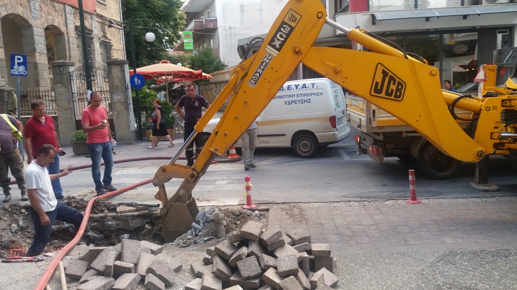 Μεγάλη βλάβη σε αγωγό της ΔΕΥΑΤ στην Ασκληπιού-Αποκαταστάθηκε