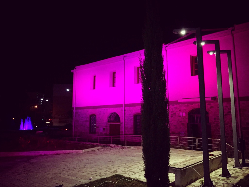 Ροζ το Μουσείο Τσιτσάνη στα Τρίκαλα