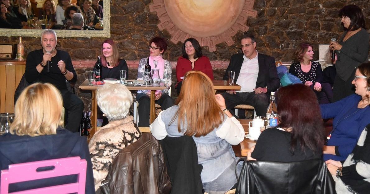 Με ρακή, μουσική και πολύ κόσμο παρουσιάστηκε στα Τρίκαλα «Το τελευταίο δαχτυλίδι» του Σπύρου Πετρουλάκη