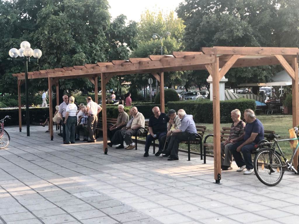 Κιόσκι για τους θαμώνες στην κεντρική πλατεία-Προσωρινή λύση…σκιάς μετά την κοπή των δέντρων