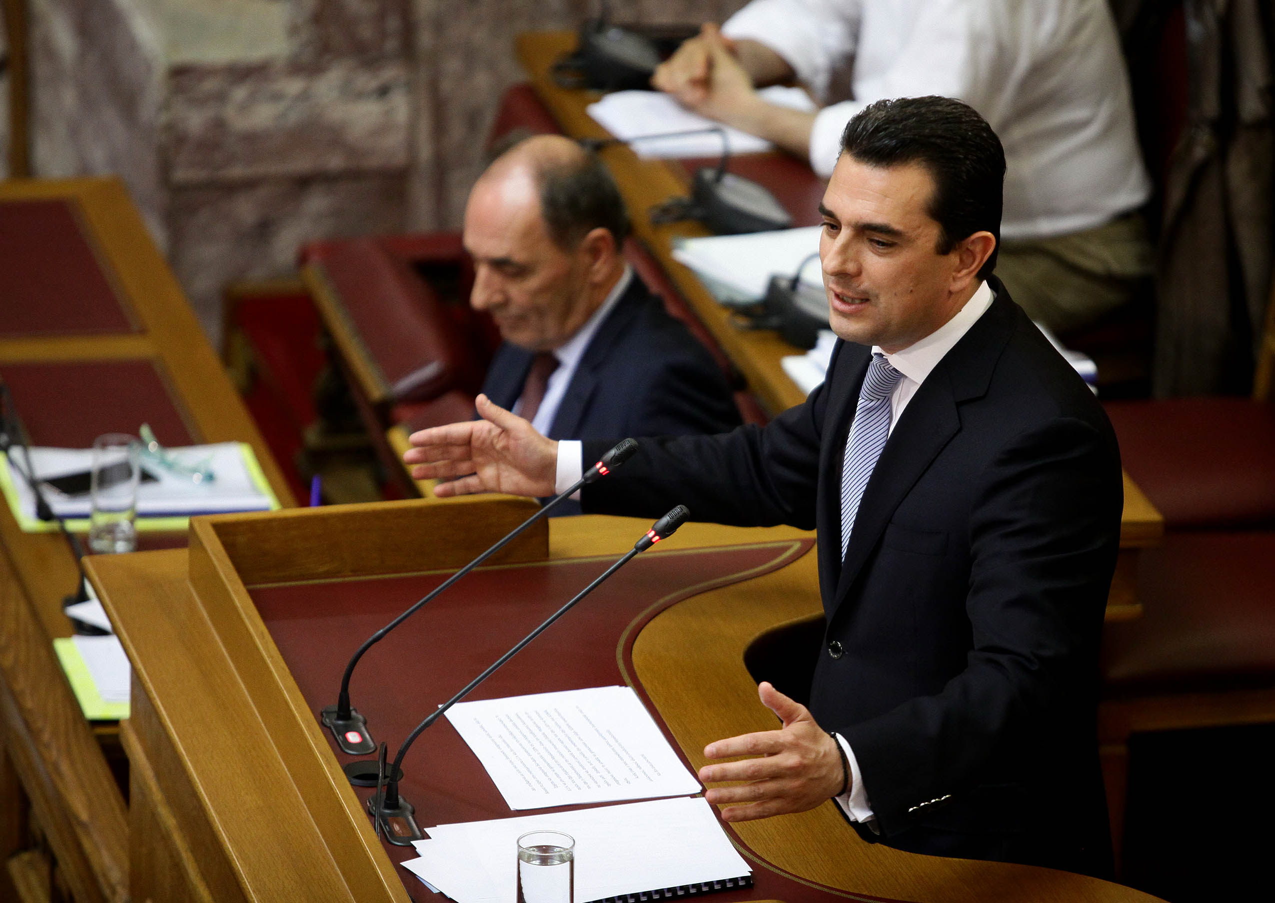 Στη Βουλή φέρνει ο Κώστας Σκρέκας την υπόθεση καταδίκης του επικεφαλής της ΔΕΗ