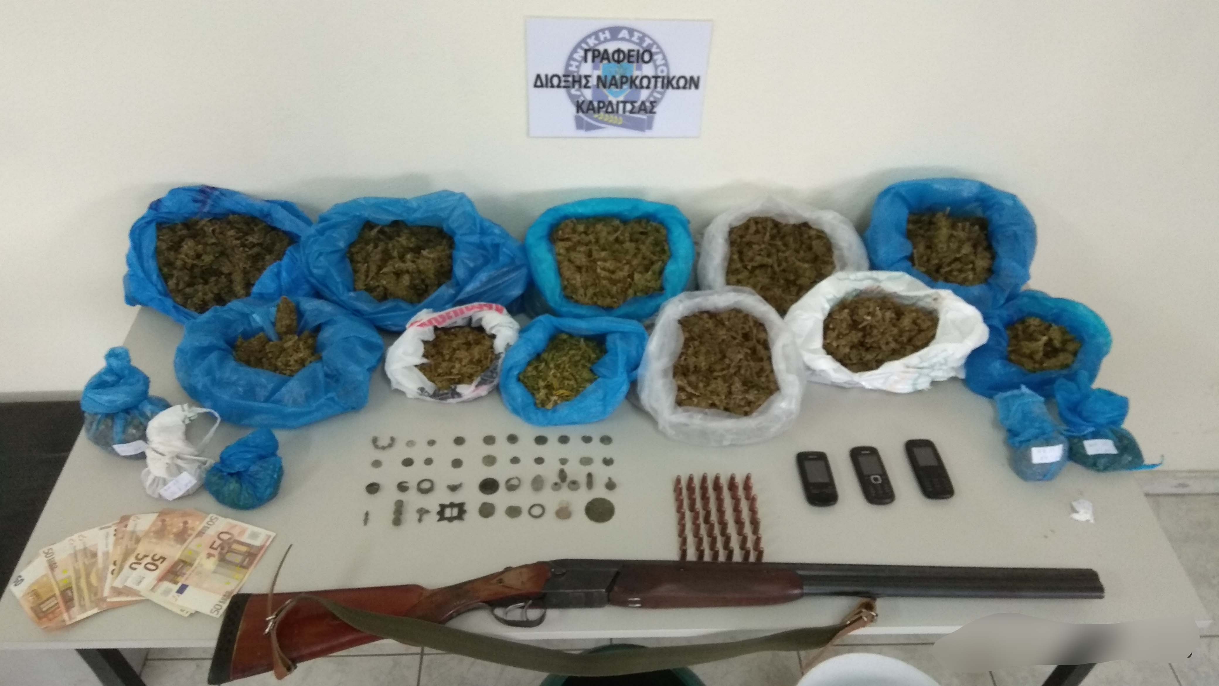 Συνελήφθη 38χρονος με ναρκωτικά, όπλα κι αρχαία στα Τρίκαλα