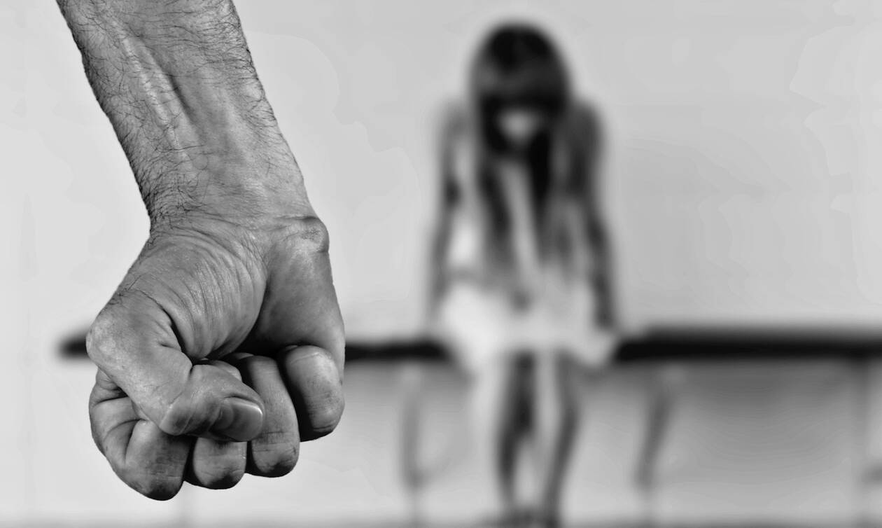 Άφηναν τον σπιτονοικοκύρη να βιάζει την κόρη τους για να μην πληρώνουν ενοίκιο