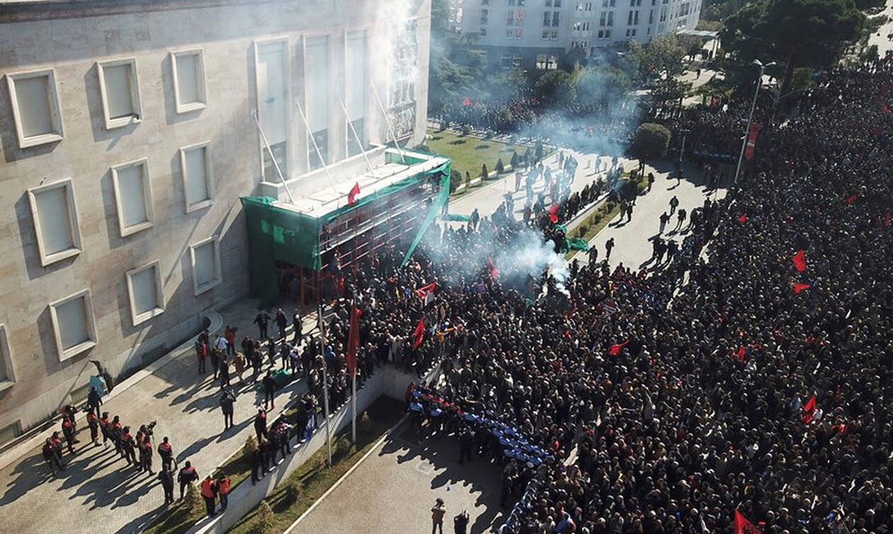 Αλβανία: Άγρια επεισόδια και ξύλο – Χιλιάδες διαδηλωτές ζητούν παραίτηση Ράμα