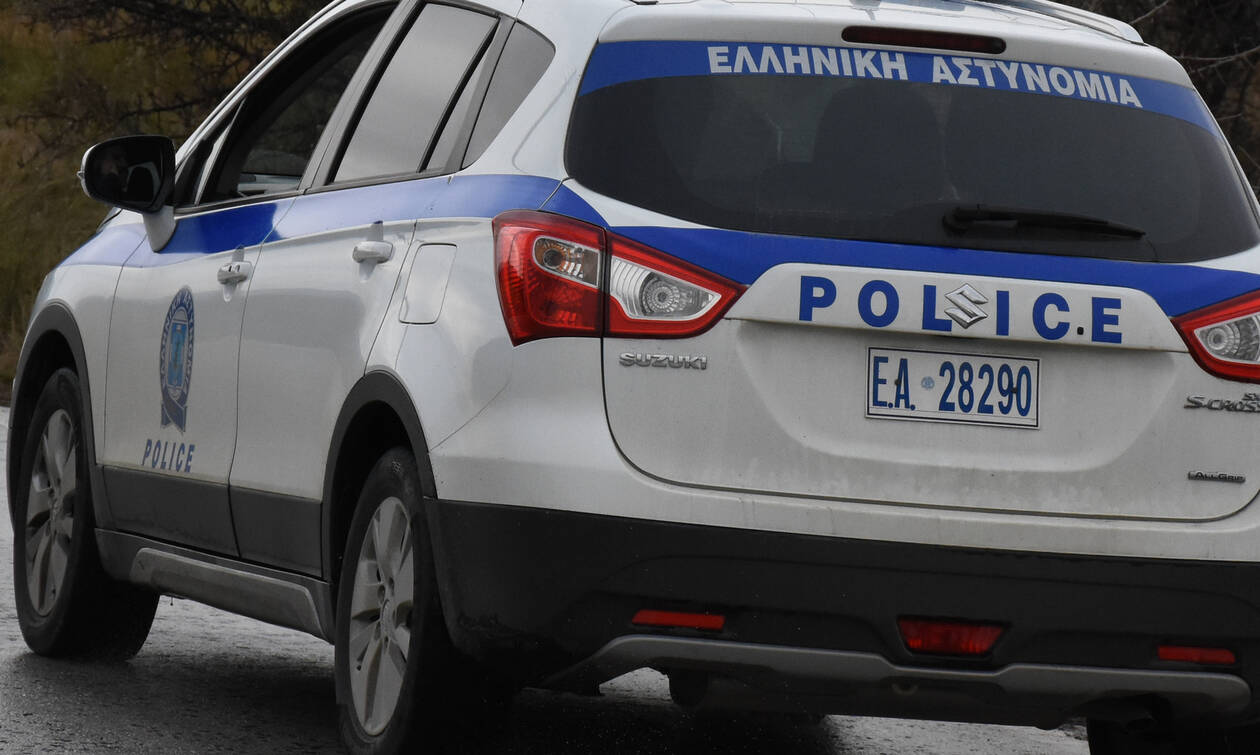 Συναγερμός στο κέντρο της Αθήνας: Απέδρασε κρατούμενος μέσα από περιπολικό